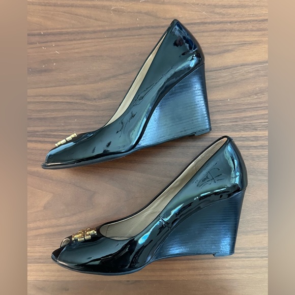 Tory Burch Black Patent Leather Peep Toe Wedge Heels Size 7 - Picture 5 of 7